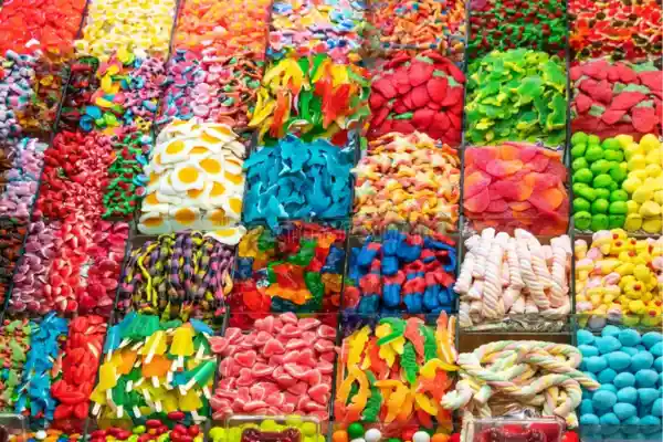 Une palette de bonbons multicolores et de toutes les formes.