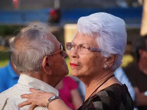 Le couple Thompson dans un moment complice de danse en Charente Maritime.