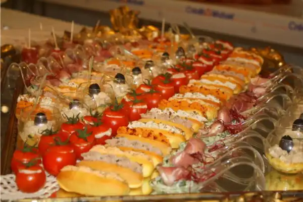 Un plateau recouvert de petits fours salés et de verrines.
