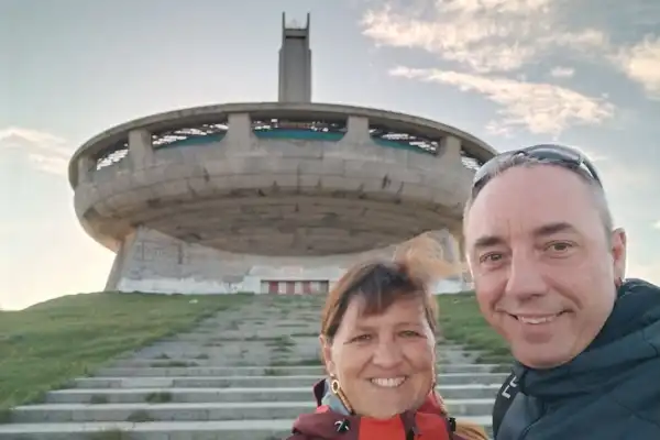 Un portrait de Florence et Sébastien, les propriétaires du Domaine d'Angély devant le Buzludzha en Bulgarie (ancienne maison du parti communiste bulgare en forme de soucoupe volante)