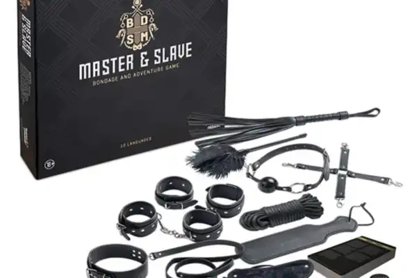 Une photo d'un assortiment d'accessoires pour s'initier à l'univers BDSM.