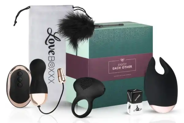 Une photo d'un assortiment de sextoys vibrants de formes et d'utilisation différentes.