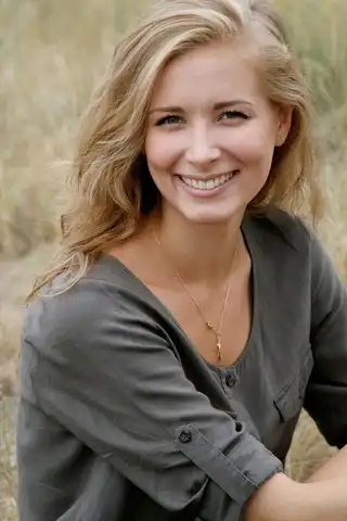 Photo portrait de Sophie Morel souriante au Domaine d'Angély.